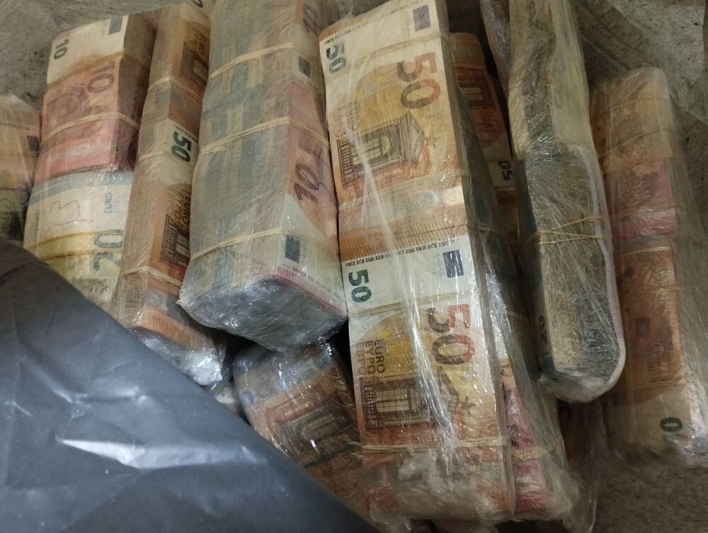 Агенция "Митници": Недекларирана валута за над 1 360 000 лева откриха митническите служители на МП Капитан Андреево