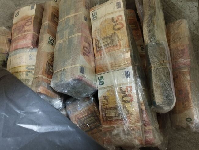 Агенция "Митници": Недекларирана валута за над 1 360 000 лева откриха митническите служители на МП Капитан Андреево