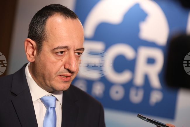 За по-строга миграционна политика, която да спре нелегалната миграция към ЕС се обяви европейският консерватор Геадис Геади в София