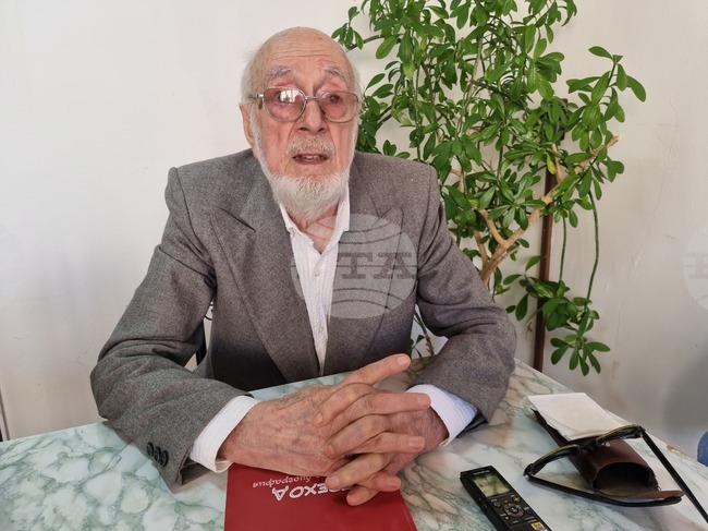 Създателят на новия композитен материал "Дърволит" проф. инж. Милчо Натов има 103 изобретения в химическата промишленост и технологиите