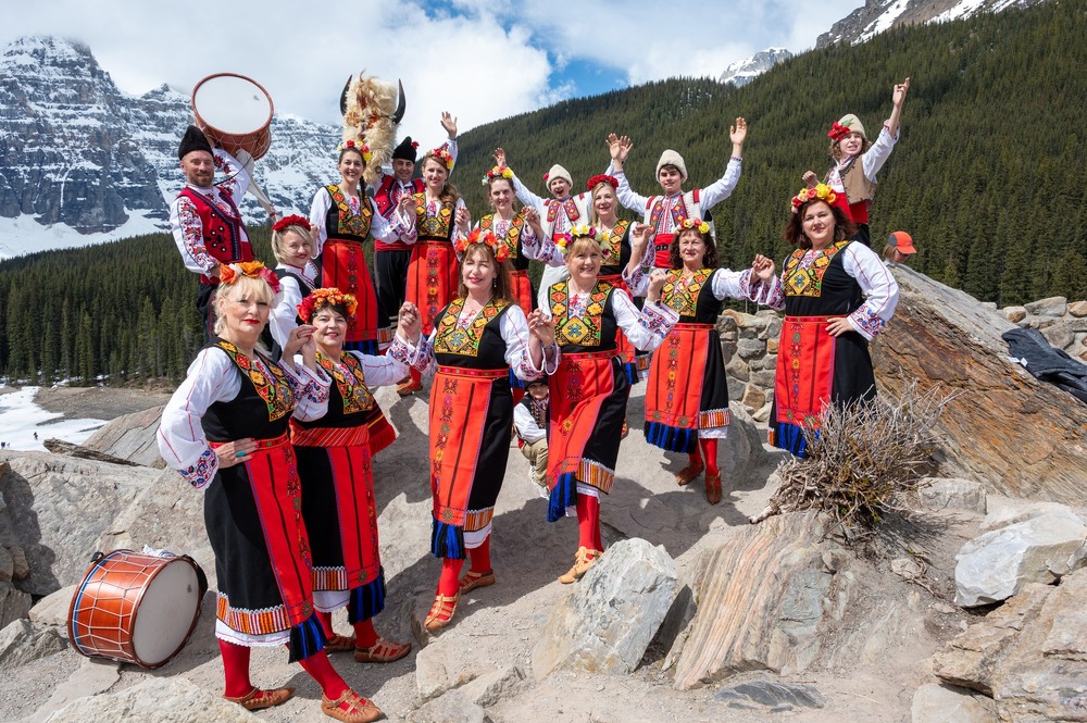 Българската танцова група „Хайде на хорото“ в Калгари, Канада, представи графика на репетициите си през новия творчески сезон