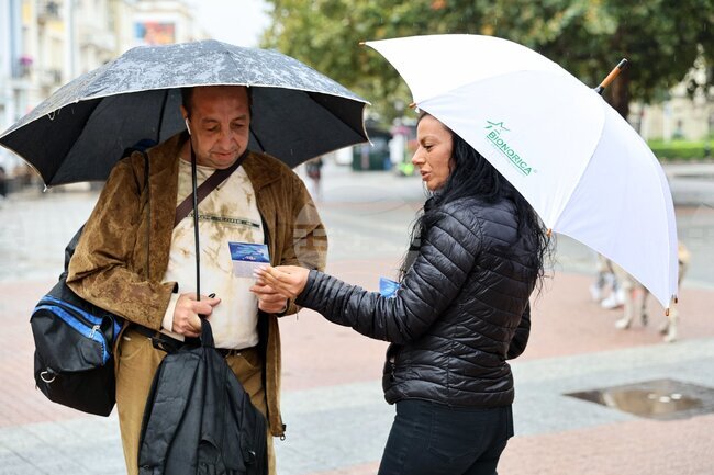 Джобна преизчислителна таблица за превалутиране между евро и лев раздават в Пловдив по инициатива на ГЕРБ