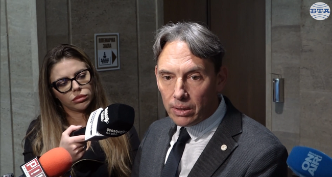 От "Продължаваме промяната" се опасяват, че бюджетът ще бъде внесен без да е приет закон, който да дава минимални възнаграждения на медицинските специалисти