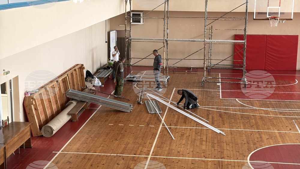 Извършват се ремонтни дейности по обновяване на тренировъчната зала на казанлъшкия стадион „Севтополис“