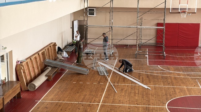 Извършват се ремонтни дейности по обновяване на тренировъчната зала на казанлъшкия стадион „Севтополис“