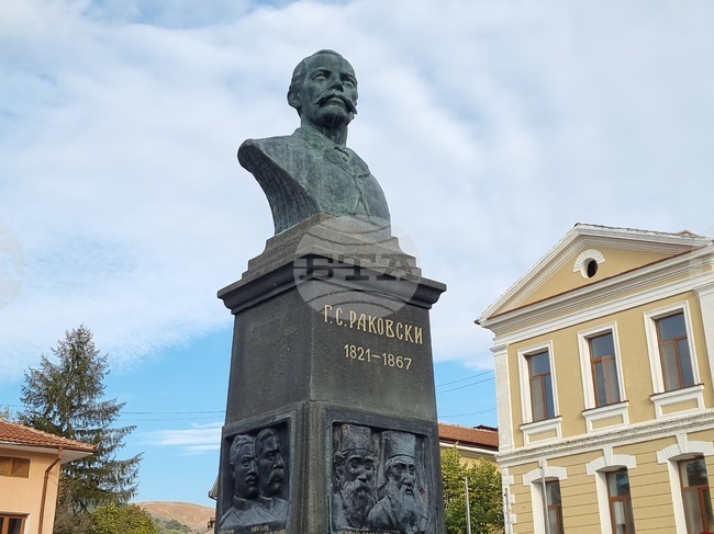 Венци и цветя ще бъдат поднесени в Котел по повод годишнината от смъртта на Георги Раковски