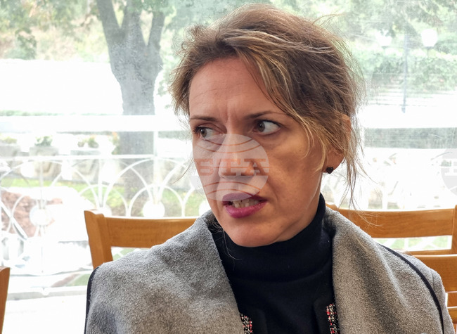 Младежите трябва да знаят, че страната има нужда от компетентни хора, само с инфлуенсъри няма да стане, каза пред БТА Лилия Еленкова