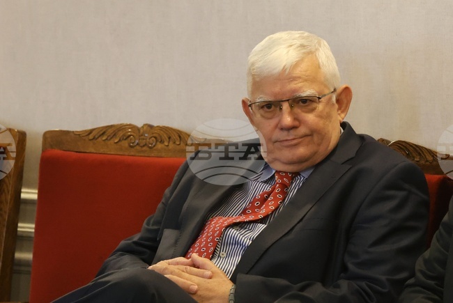 Масова профилактика с бромхексин срещу грип предлага директорът на Научно-изследователския институт по иновативна медицинска наука към МУ-София