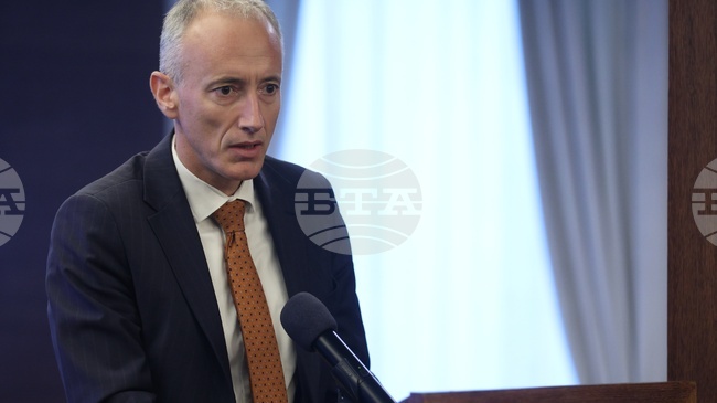 Очаква се през януари да влезе в сила забраната на мобилни телефони в училищата, каза министър Красимир Вълчев