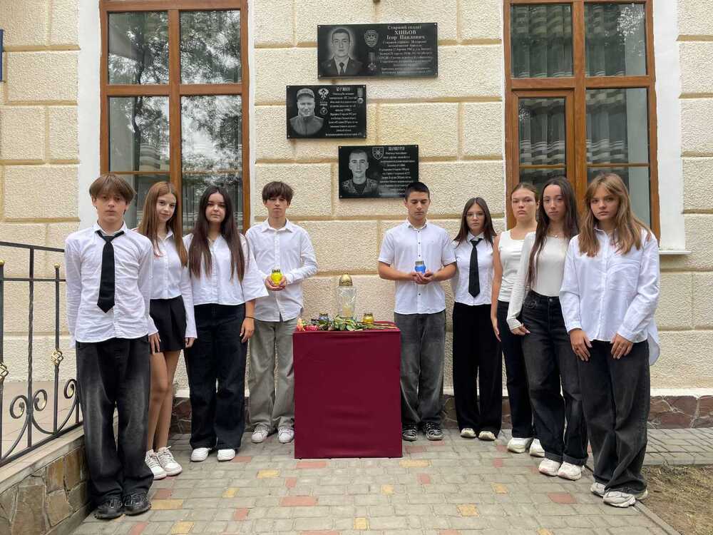 Ученици от Болградската гимназия почетоха на 1 октомври паметта на загиналите защитници на Украйна