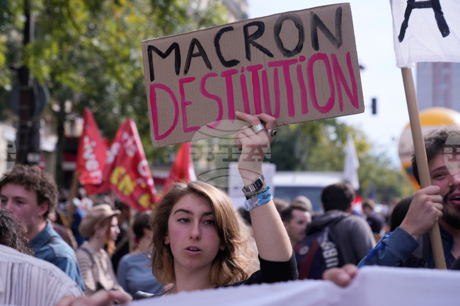 Десетки хиляди протестираха днес във Франция срещу плановете за бюджетни съкращения на новия премиер