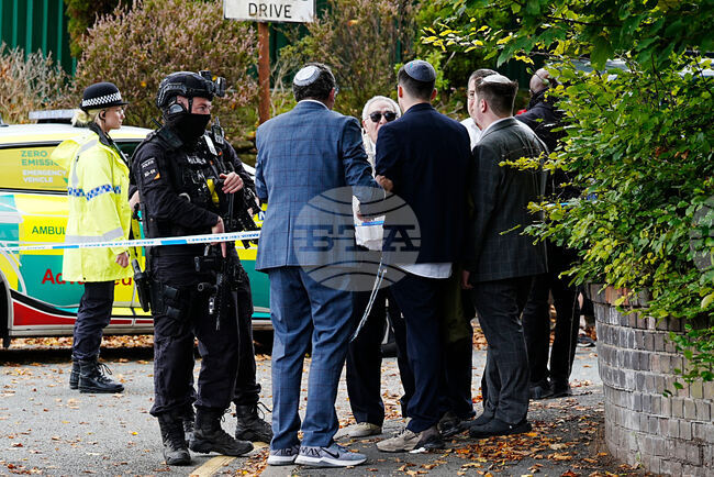 Двама души бяха убити при атака пред синагога в Манчестър, а трима са ранени