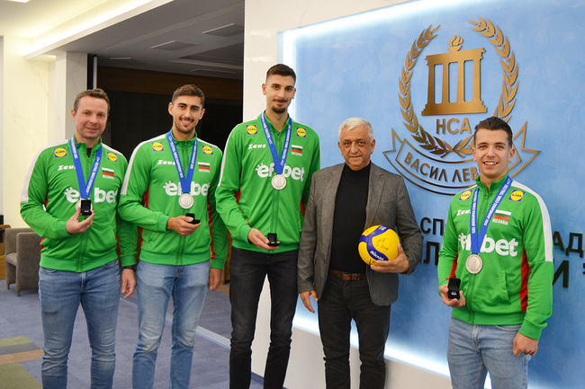 НСА посрещна своите студенти световни вицешампиони по волейбол 