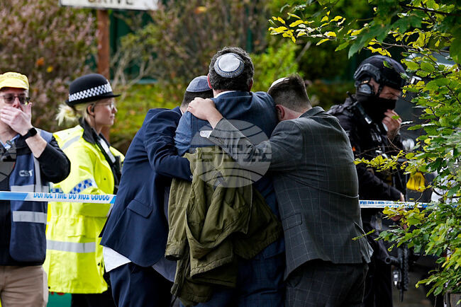 Британската полиция потвърди смъртта на трима души, включително на нападателя, след "терористичния инцидент" край синагога в Манчестър