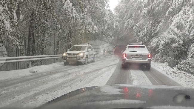 Сняг вали на проходите Петрохан и Витиня, пътните настилки в страната са предимно мокри, на места - частично заледени, информират от АПИ