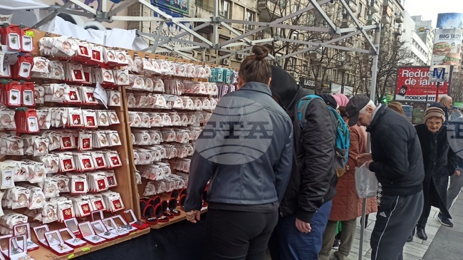 Град в Румъния реши да похарчи 20 000 евро за мартеници и цветя за жените; местните жители искат канализация и тротоари