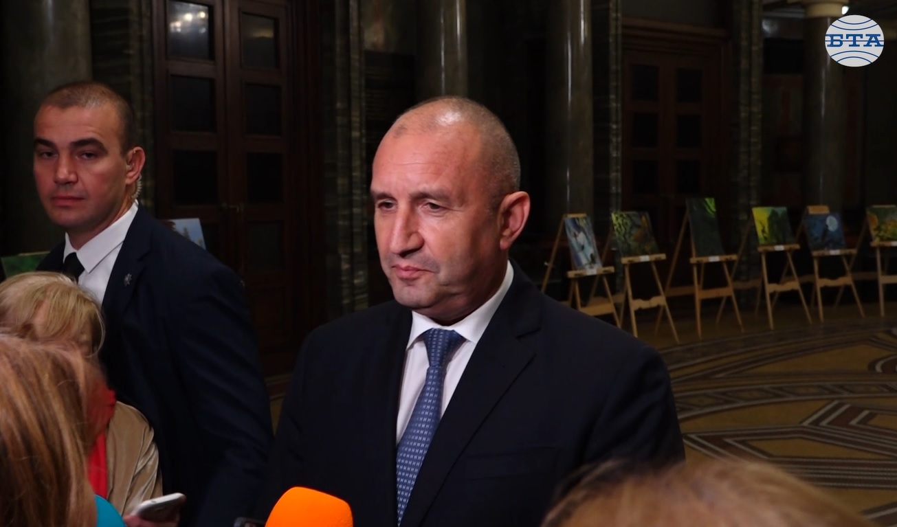 Делян Пеевски взема службите на абордаж с присъдружните му партии, заяви президентът Румен Радев Делян Пеевски взема службите на абордаж с присъдружните му партии, заяви президентът Румен Радев