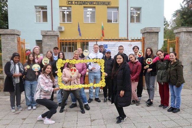 Денят на усмивката отбелязаха със съвместна инициатива младежи от Търговище