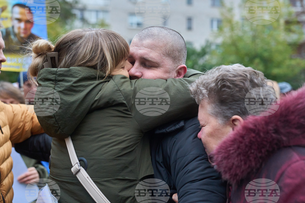 Киев съобщи, че помилваните по-рано днес от Беларус украинци вече са в Украйна