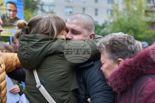 Киев съобщи, че помилваните по-рано днес от Беларус украинци вече са в Украйна