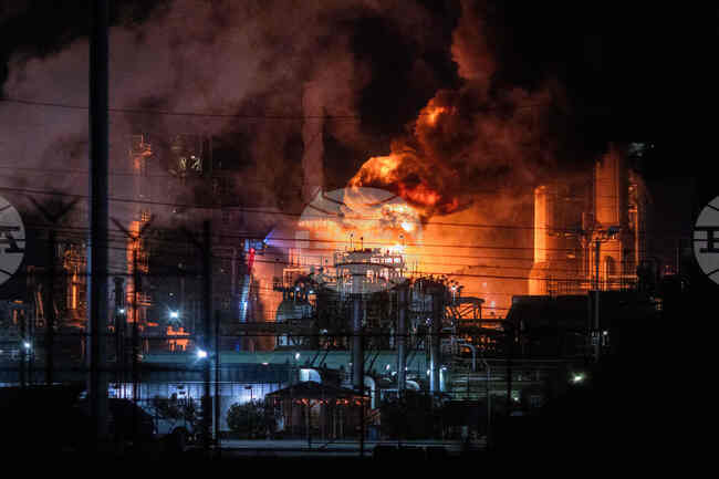 Експлозия е причинила пожар в най-голямата турска петролна рафинерия в Измит