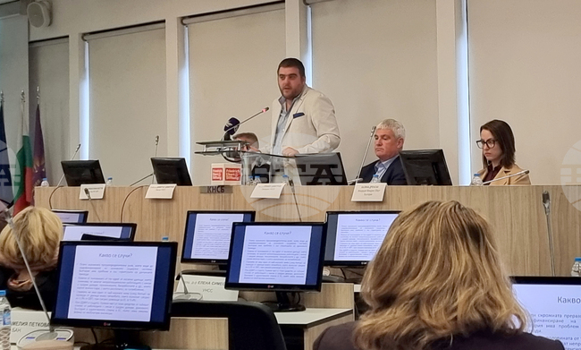 Плоският данък може да работи за икономики в преход, но не и за страна от Европейския съюз и еврозоната, смята Любослав Костов