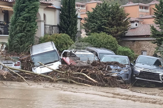 Голяма водна маса е отнесла багерист, помагал за разчистване на пътя в курорта Елените, съобщи кметът на Свети Влас 
