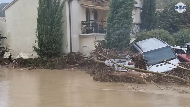Тече евакуация във ваканционно селище Елените