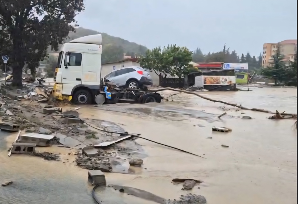 Евакуирани са шест жени от ваканционно селище Елените, един мъж е загинал, съобщи областната администрация в Бургас