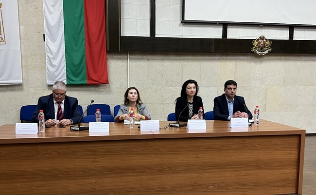 Областна администрация Благоевград: Заместник-министърът на труда и социалната политика Надя Клисурска и областният управител Стоян Христов откриха в Благоевград форум за регионалното развитие на социалната икономика