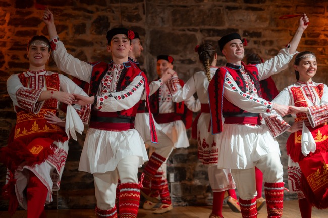 Българският танцов ансамбъл „Зорница“ в Монреал ще организира на 5 октомври фолклорна вечер на тема „На вечеря в механата“