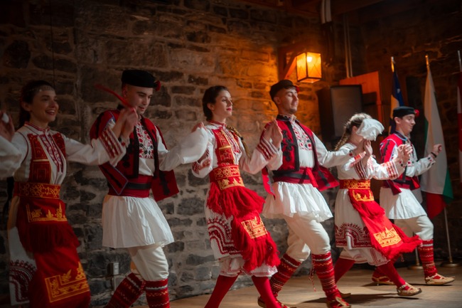 Фолклорна вечер на тема „На вечеря в механата“ ще организират днес в Монреал танцьорите от Ансамбъл „Зорница“