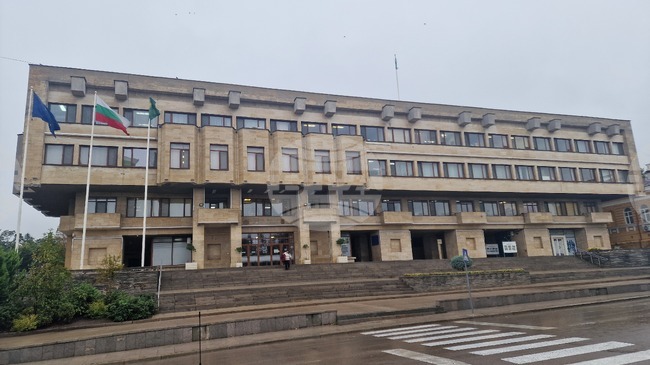 Община Шумен съобщи, че от петък въвежда временна организация на движението в участъци от тротоари в района на ул. „Цар Иван Александър“