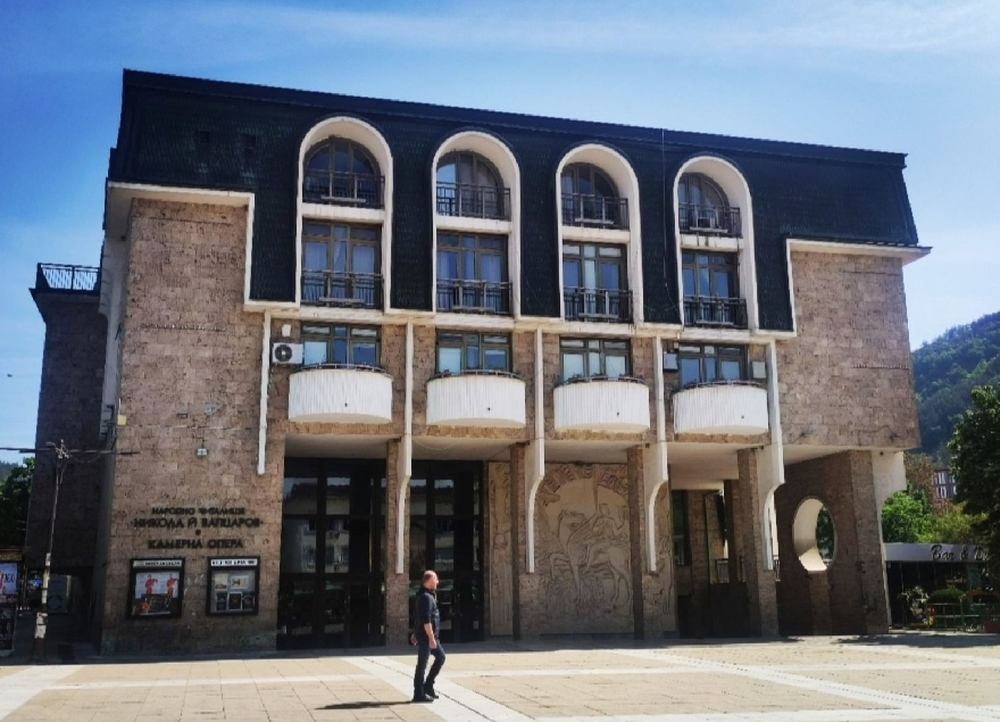 Община Благоевград: Сградата на Камерната опера и НЧ „Никола Вапцаров 1866“ ще бъде осветена в различни цветове по повод Международния ден на редките болести