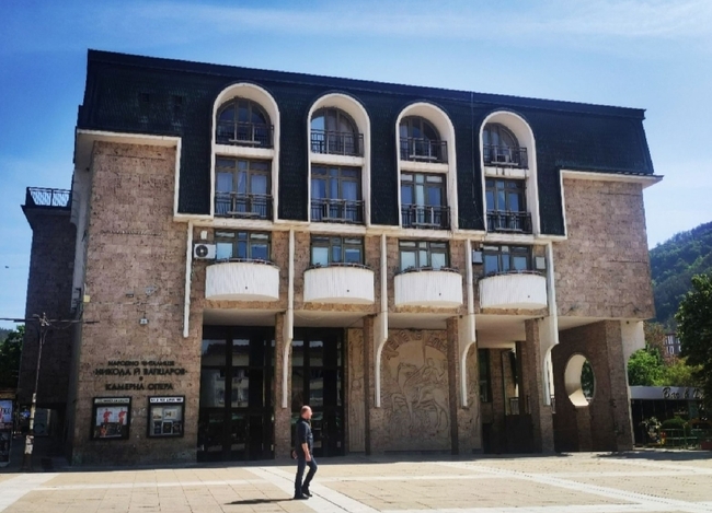 Община Благоевград: Сградата на Камерната опера и НЧ „Никола Вапцаров 1866“ ще бъде осветена в различни цветове по повод Международния ден на редките болести