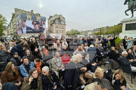 Франция - Париж - мост Пон Ньоф - Кристо и Жан-Клод - площад