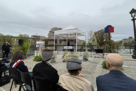 Франция - Париж - мост Пон Ньоф - Кристо и Жан-Клод - площад