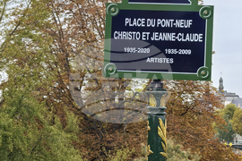 Франция - Париж - мост Пон Ньоф - Кристо и Жан-Клод - площад