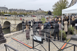 Франция - Париж - мост Пон Ньоф - Кристо и Жан-Клод - площад