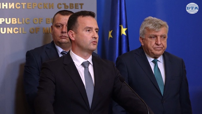 В района на наводненията по Черноморието има превантивно спиране на електричество, за да не се стигне до токови удари, каза министър Жечо Станков