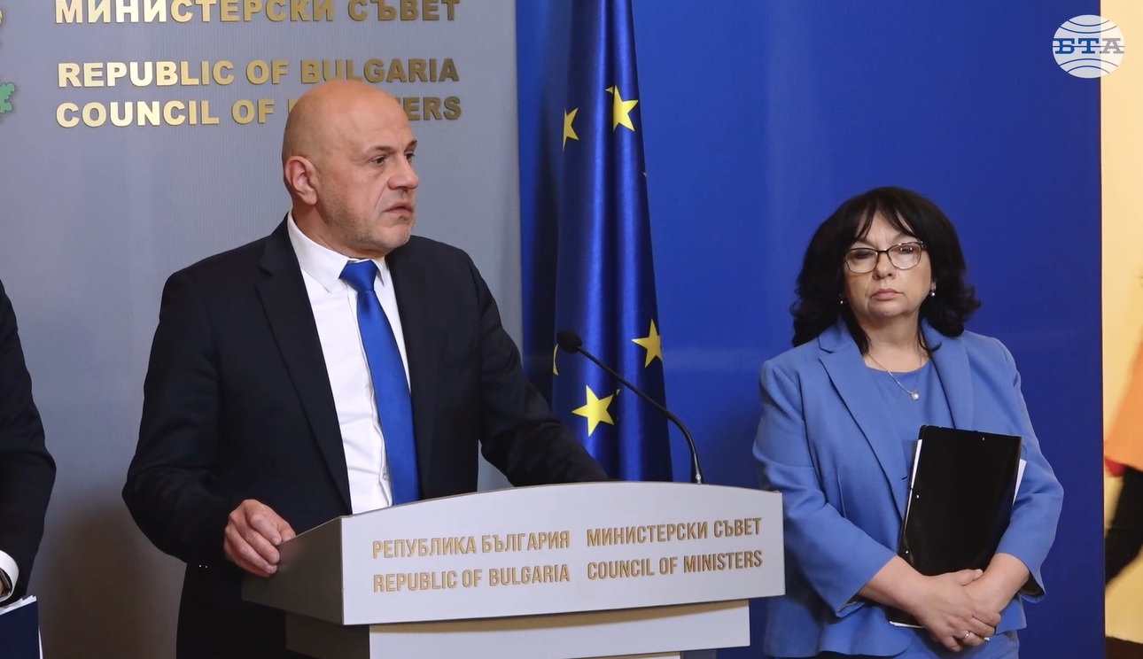 В момента акцентът е спасяването на човешки животи, каза Томислав Дончев за бедствието в Бургаско