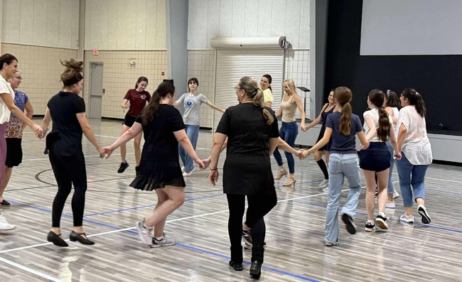 Танцовият клуб „Хоро“ в Сарасота, САЩ, даде начало на нов творчески сезон