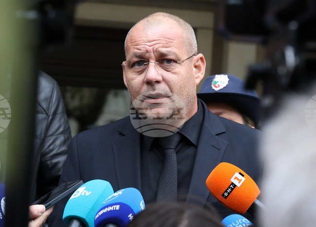 Част от хората в курортното селище Елените отказват да се евакуират, каза главен комисар Захари Васков