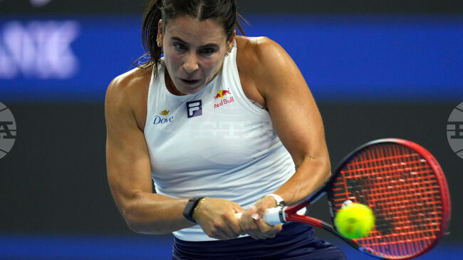 Втората поставена Ема Наваро отпадна в първия кръг на турнира по тенис в Оукланд