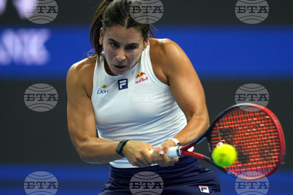 Втората поставена Ема Наваро отпадна в първия кръг на турнира по тенис в Окланд