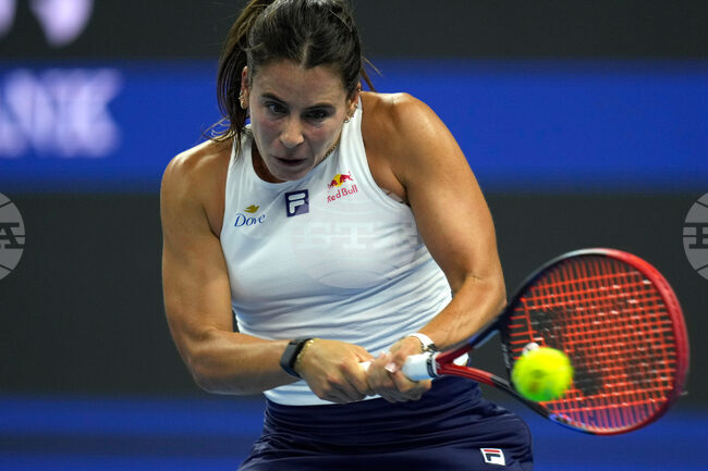 Втората поставена Ема Наваро отпадна в първия кръг на турнира по тенис в Окланд