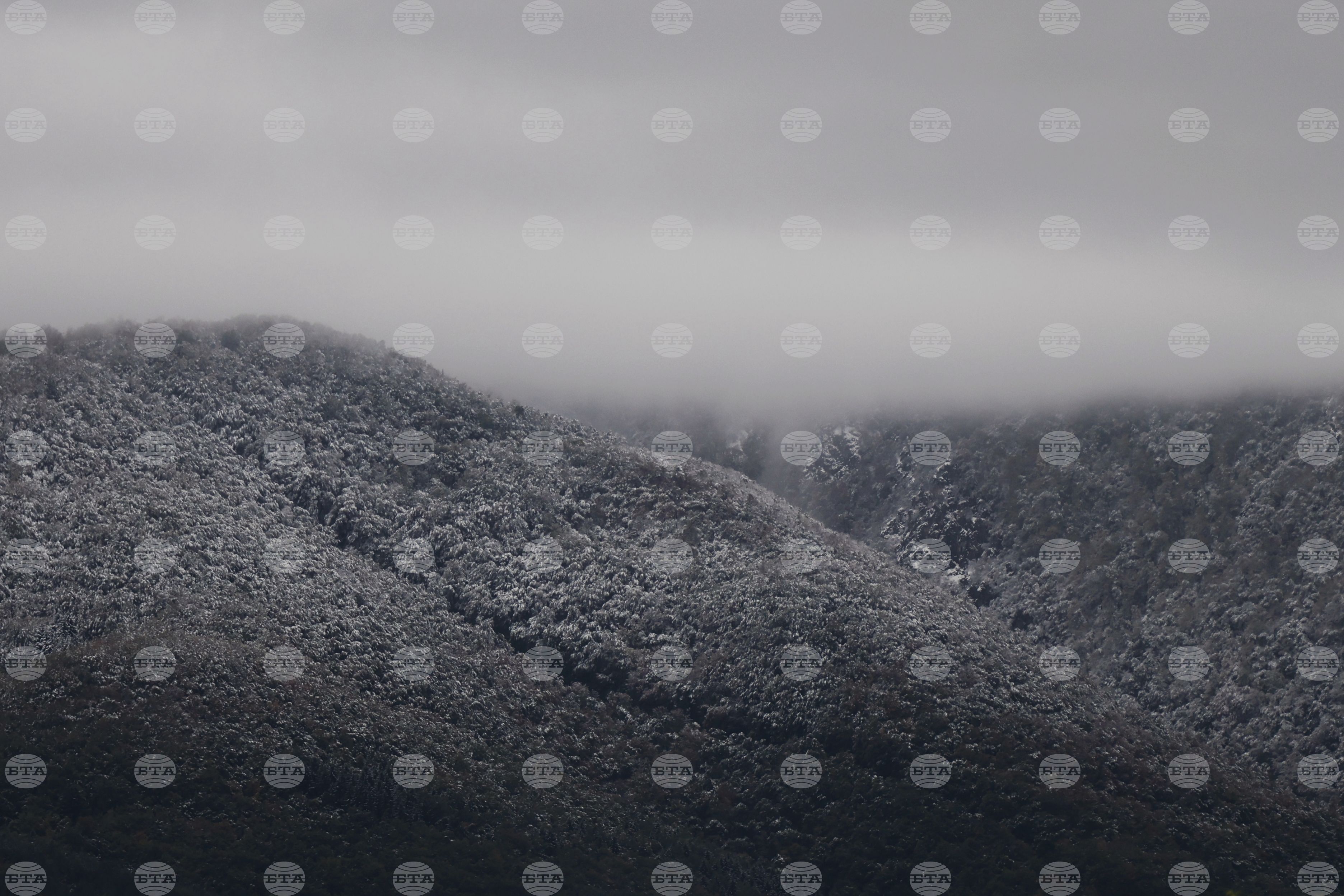 Лоши са условията за туризъм в планините, в Пирин е намалена видимостта и има обилен снеговалеж, съобщи Планинската спасителна служба на БЧК