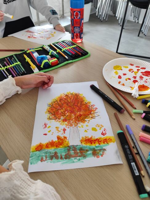 Есенни дървета рисуваха възпитаници на Българското училище „Просвета“ във Великобритания