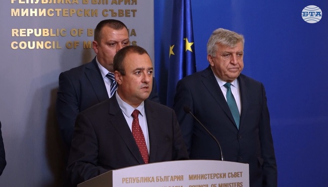 ДНСК ще проверява на място дали има отклонения в строителството, каза министър Иван Иванов по повод наводнението в курортното селище Елените