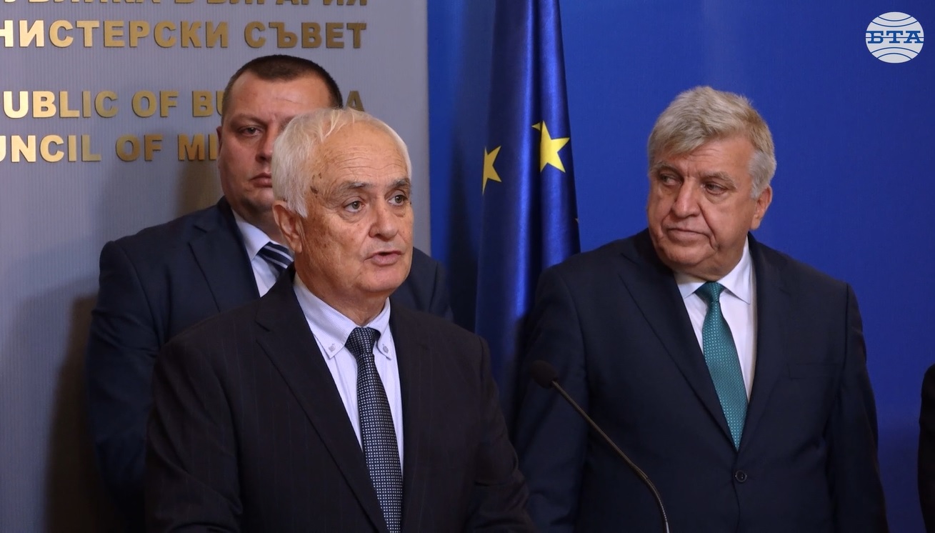 Две лодки със спасителни екипи от Военноморските сили са били изпратени по искане на властите в Елените, каза Атанас Запрянов